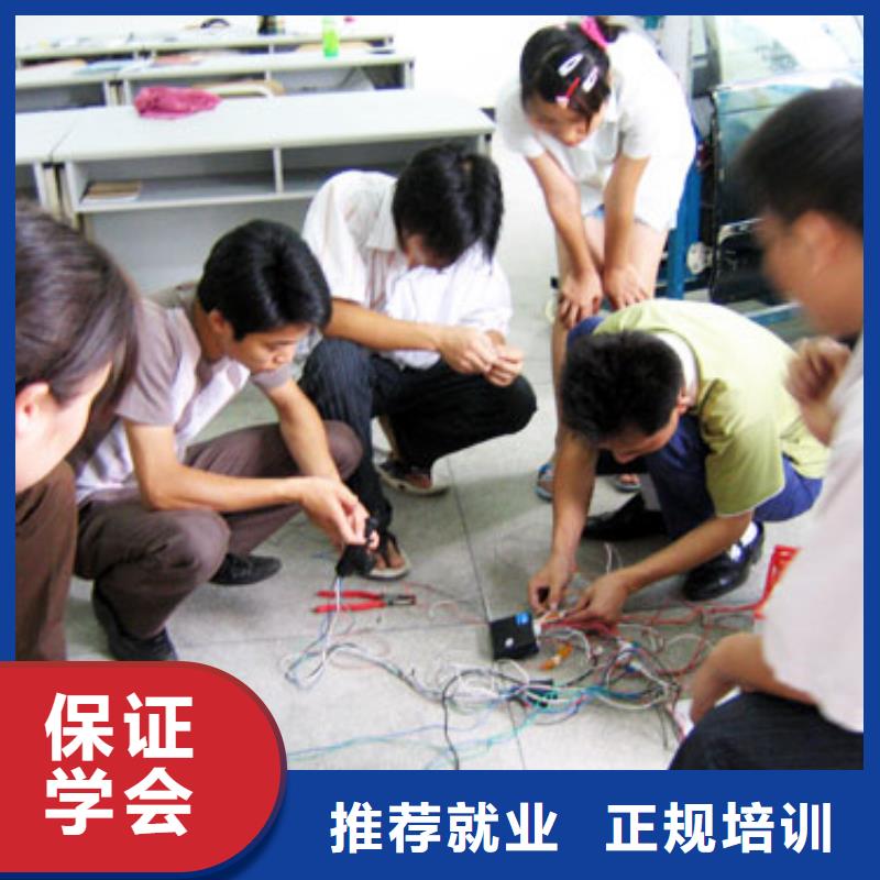 汽车美容钣金,虎振叉车操作学校实操教学