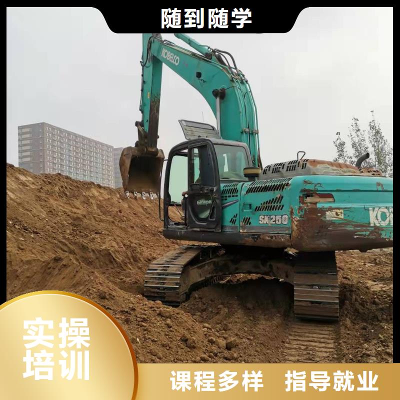 挖掘機技校學挖掘機鉤機學費多少錢就業(yè)前景好