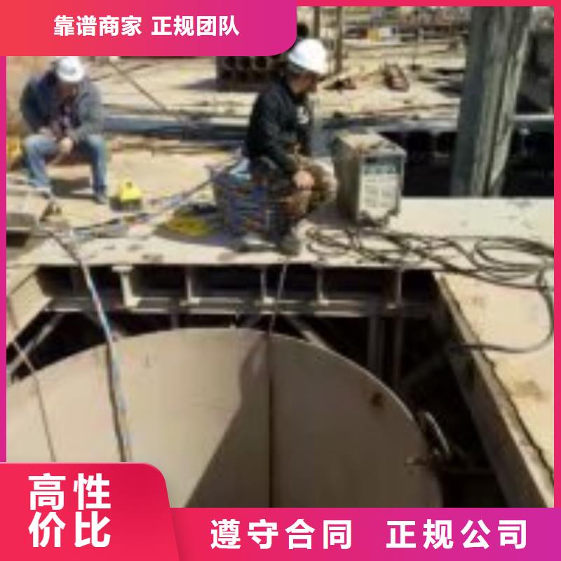 有在污水管封里面堵墙拆除的潜水员合作共赢