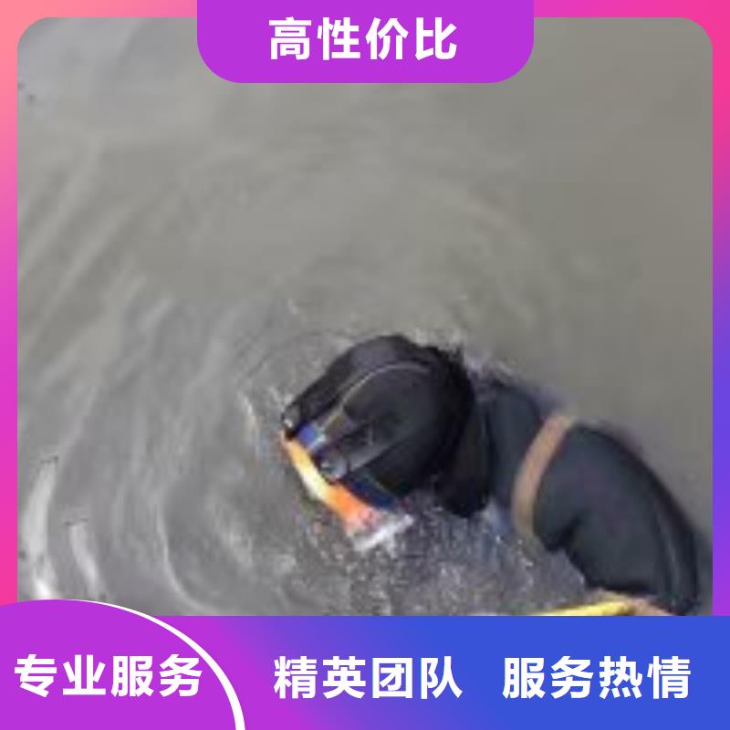 批发潜水员在水中管道有水拆堵头的基地