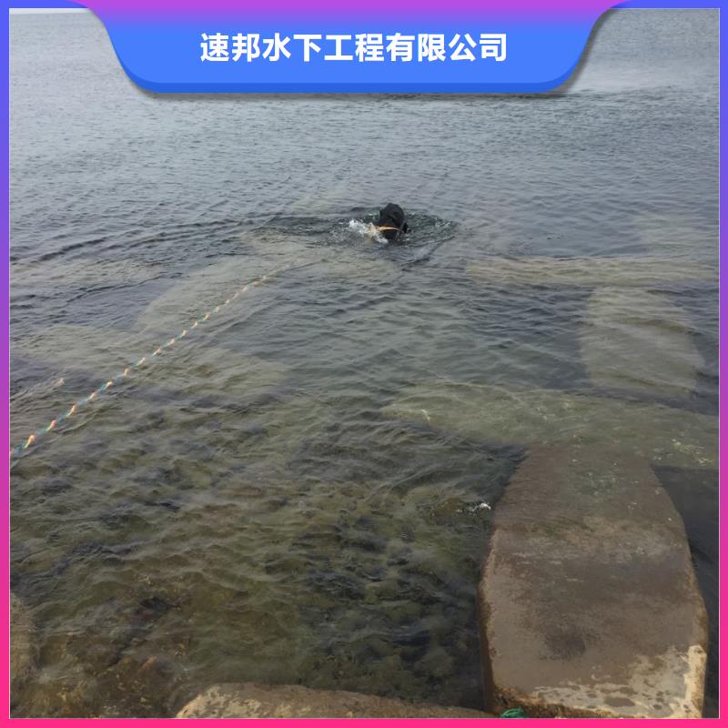 杭州市潜水员施工服务队1现场商量解决办法